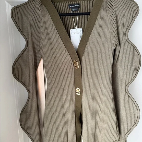 Urban Revivo Wave Sleeve V-Neck Knitted Cardigan - Picture 3 of 5